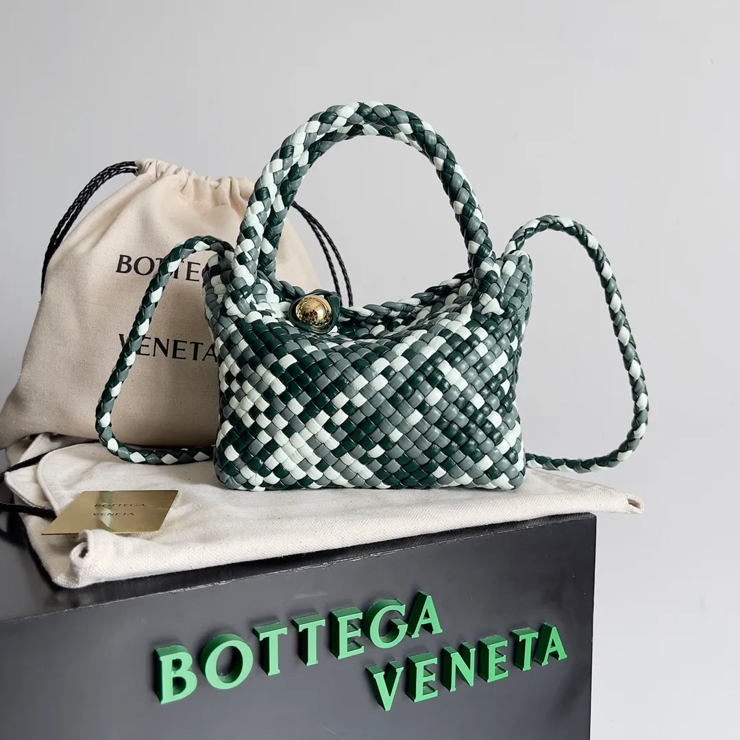 Batch 3760 BV collectible small woven handbags are really YYDS!! Bottega Veneta’s most classic small woven handbags are back! ! We use the highest quality leather with the highest craftsmanship❤️ to create the most expensive works. We have created the Intrecciato leather weaving process❤️ This unique traditional exclusive leather weaving method has not only become our logo but also reflects the time-consuming and labor-intensive craftsmanship of our products❤️ The new TOSCA handbag must be a selection worth collecting🆕 Style number: 776755 Size: 20*15.5*7cm